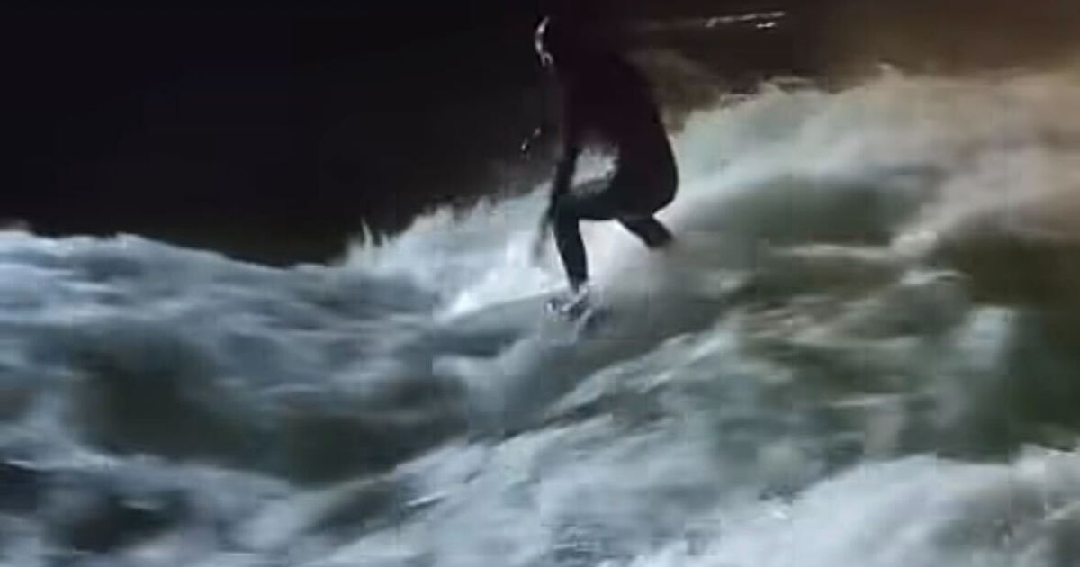 Nacht-und-Nebel-Aktion-Surfer-bringen-Eisbachwelle-wieder-zum-Rollen