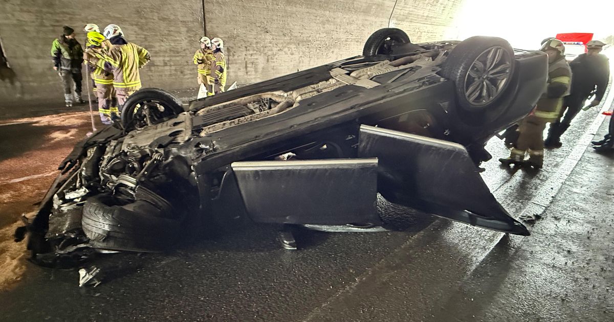 Auto-berschlug-sich-Zwei-Verletzte-nach-Unfall-auf-der-Zillertalstra-e