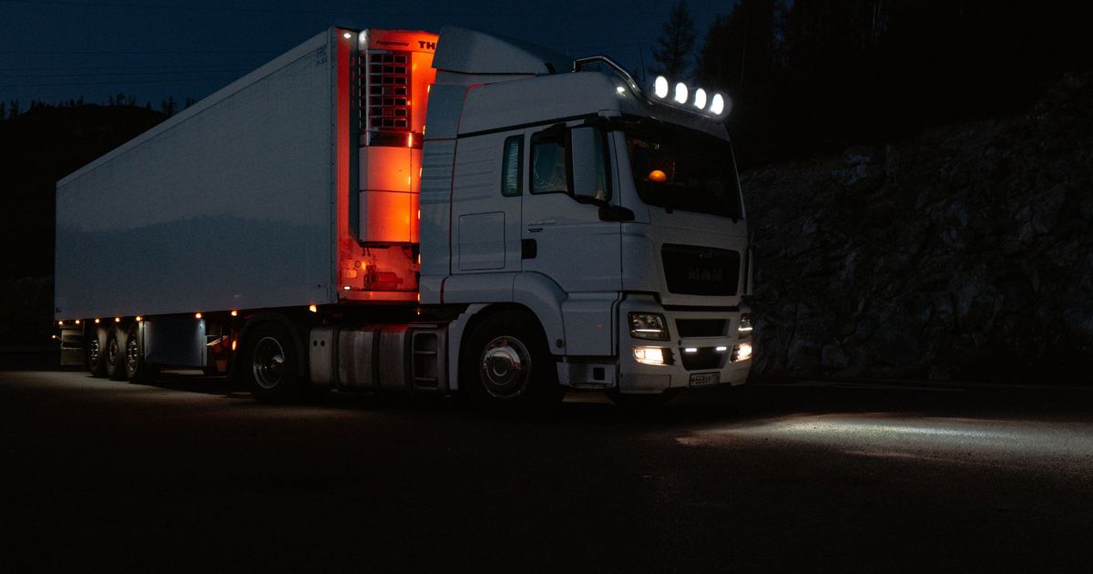 Lkw-riss-Leitschiene-auf-Arlberg-Schnellstra-e-mit-Auto-prallte-dagegen