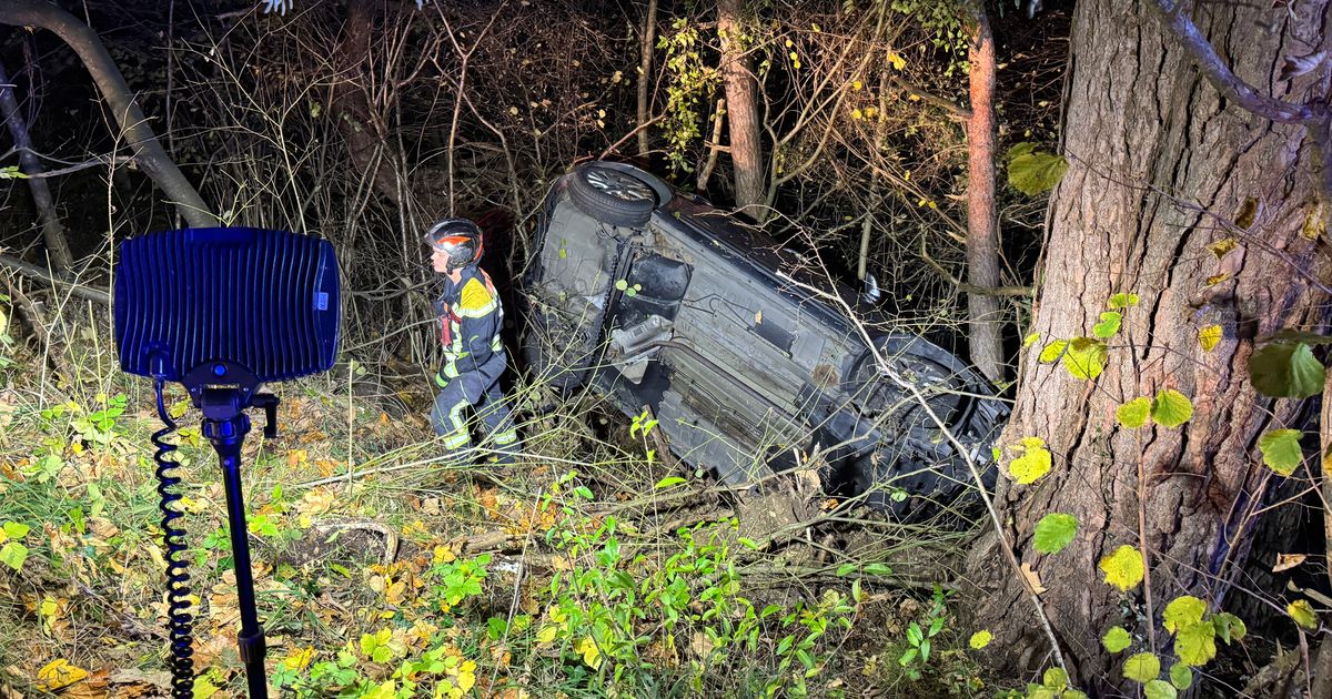 Auto-st-rzte-in-Innsbruck-in-Wald-Zwei-M-nner-verletzt