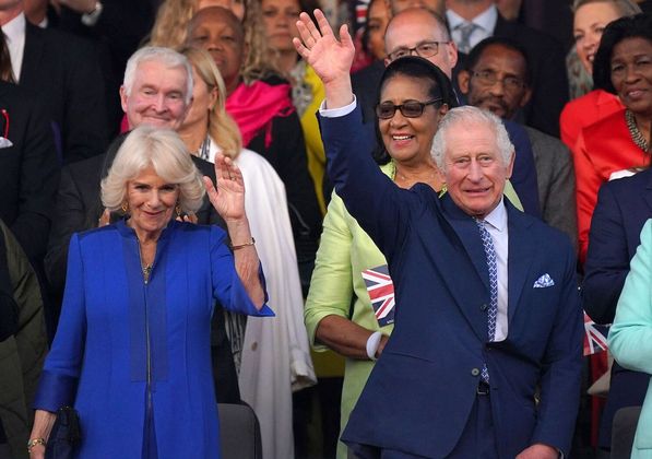 König Charles und Königin Camilla grüßten von der Ehrenloge.