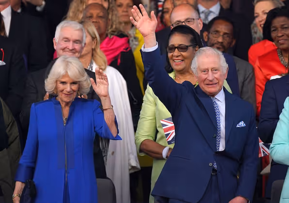 König Charles und Königin Camilla grüßten von der Ehrenloge.