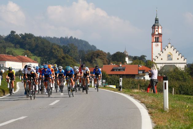 Die Damen Elite beim Straßenrennen kurz nach Absam.