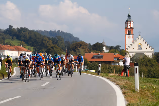 Die Damen Elite beim Straßenrennen kurz nach Absam.