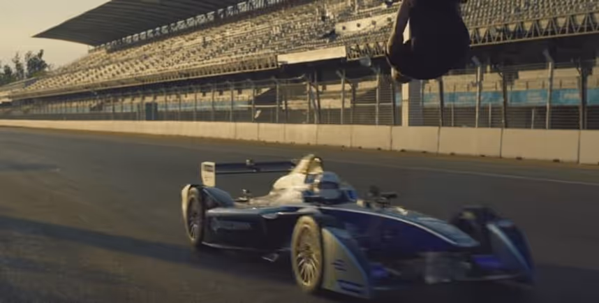 Irrer Stunt: Per Rückwärtssalto über das rasende Formel-E-Auto