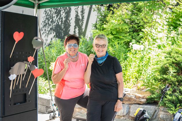 Monika und Angelika (v.l.) aus Innsbruck bei der Fotobox von „TT zu Gast“.