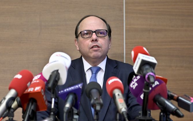 "In Wien erhält ein Hausarzt, der mit dem Privat-Pkw einen Hausbesuch bei einem Patienten macht, von der ÖGK derzeit 49 Euro brutto. Für so einen Betrag startet ein Installateur nicht einmal seinen Firmenwagen." Arme Ärzte, und Kammer-Präsident Thomas Szekeres leidet mit.