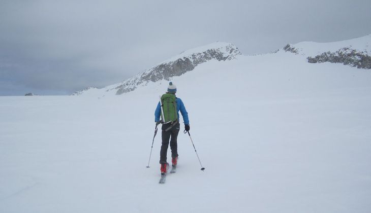 ... geht es zum Adamello. Die zwei Tourengeher am Gletscher sind kaum zu erkennen.