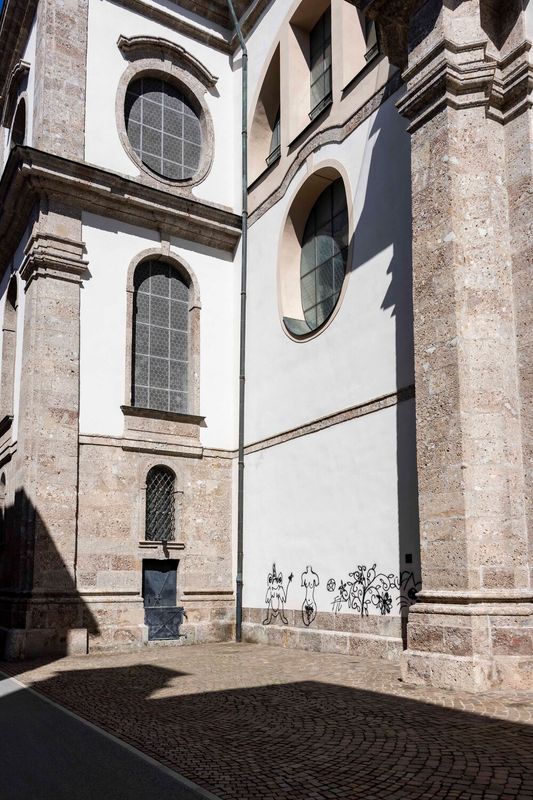 Schwere Sachbeschädigung: Unbekannte besprühten Innsbrucker Dom