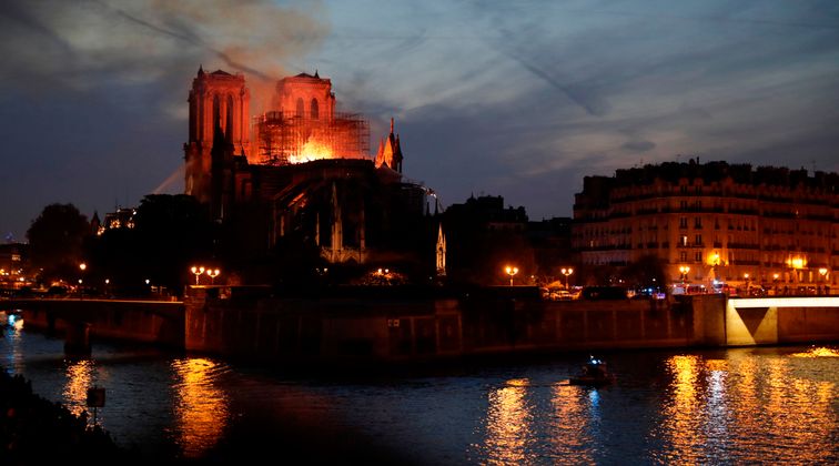 Wie ein Lauffeuer verbreitet sich die Nachricht der brennenden Kirche um die ganze Welt.
