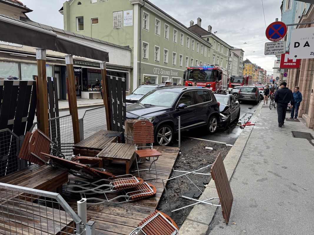 Auto nahe Triumphpforte in Gastgarten gekracht: Mehrere Verl