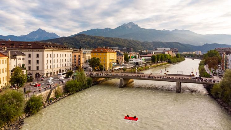 Mitten in der Stadt: Das an der Brücke befestigte Unterwassersegel, im Hintergrund der Innsbrucker Marktplatz.
