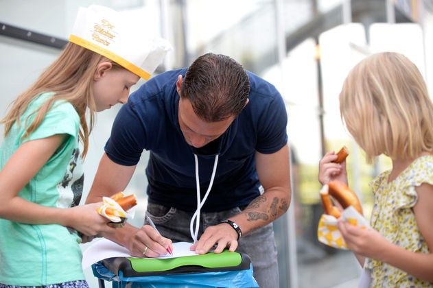 ...und gab natürlich auch Autogramme.