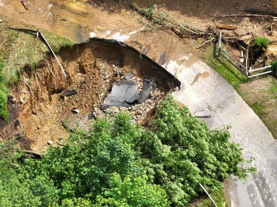 Im Raum Schäffern in der Steiermark rutschte ein Teil einer Straße ab. 