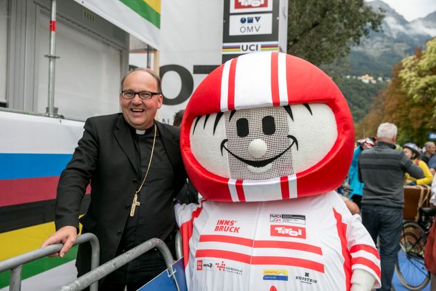 WM-Maskottchen Helmi und der Innsbrucker Bischof Hermann Glettler freuten sich über die Eröffnung der Rad-WM.