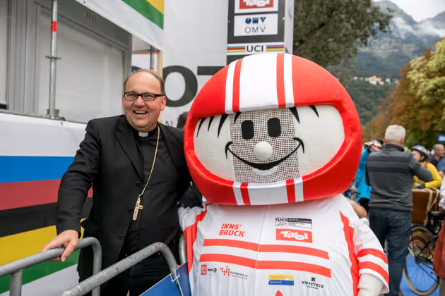 WM-Maskottchen Helmi und der Innsbrucker Bischof Hermann Glettler freuten sich über die Eröffnung der Rad-WM.