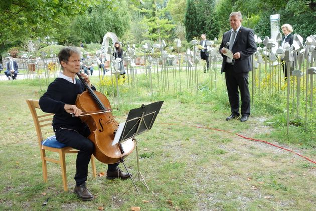 Nikolaus Meßner am Violoncello, hier im Bild mit Gesundheitslandesrat Bernhard Tilg, untermalte die Gedenkfeier mit expressiven Klängen.
