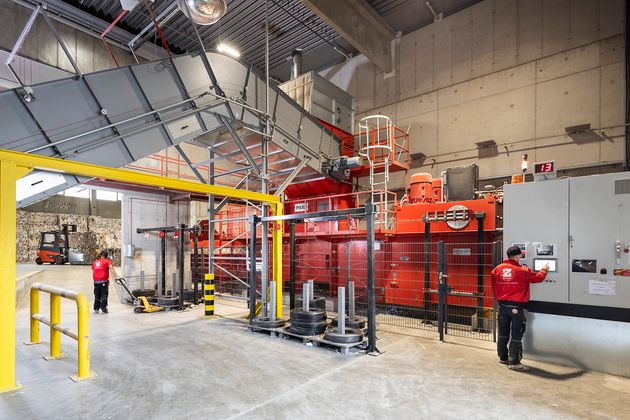 Mithilfe modernster Anlagen sammelt, sortiert und bereitet die Zimmermann Ganahl AG Altpapier auf.