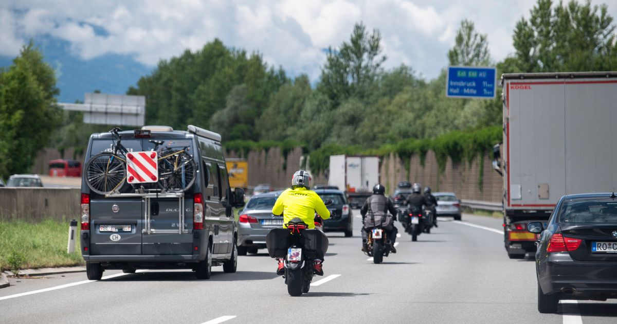 Dr-ngeln-berholen-abbremsen-Autofahrerin-und-Biker-provozierten-sich-auf-A12