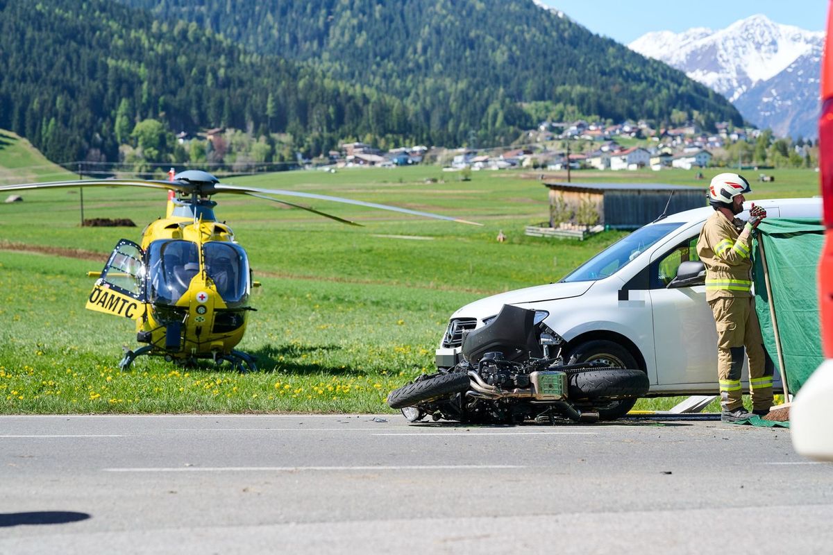 Kollision mit zwei Autos: Motorradlenker in Axams schwer verletzt