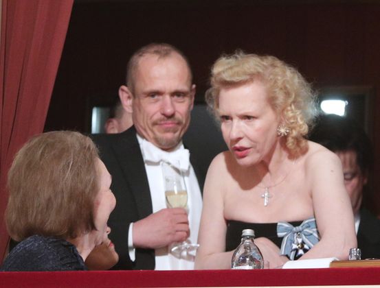 Gery Keszler und Schauspielerin Sunnyi Melles  plaudern aus der Loge.