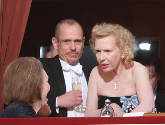 Gery Keszler und Schauspielerin Sunnyi Melles  plaudern aus der Loge.