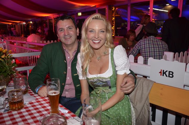 Amüsierten sich: Unternehmer Bernhard Peskoller (Holly Kaffeeautomaten) mit WSG-Wattens-Präsidentin Diana Langes-Swarovski.