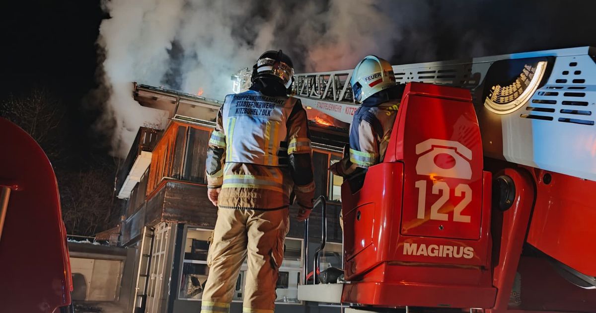 Gro-brand-in-Kitzb-hel-besch-ftigt-weiterhin-Einsatzkr-fte-Feuerwehrmann-verletzt