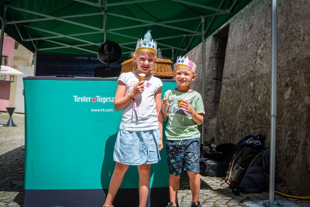 Barbara und Manuel aus Thaur geniesen genießen ein kühlendes Eis. Die Kronen haben die Kinder im Museum selbst gestaltet.