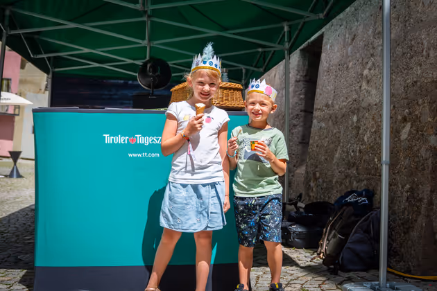 Barbara und Manuel aus Thaur geniesen genießen ein kühlendes Eis. Die Kronen haben die Kinder im Museum selbst gestaltet.