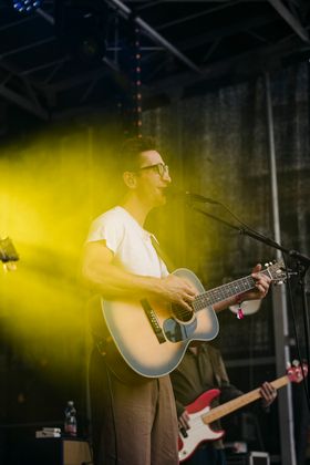 Luke Andrews begeisterte am Samstagabend am Unteren Stadtplatz.