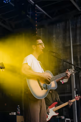 Luke Andrews begeisterte am Samstagabend am Unteren Stadtplatz.