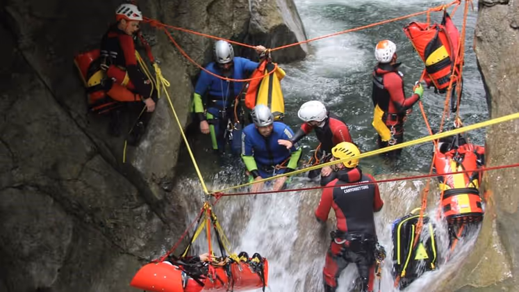 Die Sicherungstechniken nach einem Canyoningunfall müssen gut geübt werden.