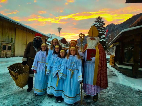 Nikolaus und Krampusse bei den Hausbesuchen in Elbigenalp.