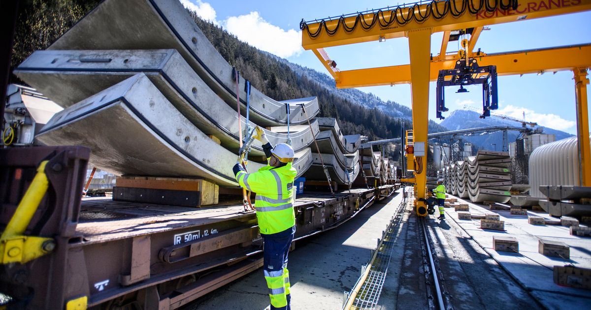 Bahn bringt tonnenschwere Betonelemente zur Baustelle des Brenner Basistunnels | Tiroler Tageszeitung Online