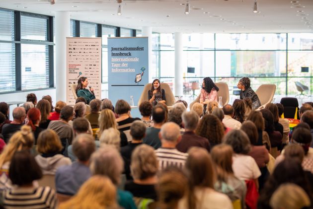 Großes Interesse gab es an der Veranstaltung zur feministischen Protestbewegung im Iran: Dunja Ramadan, Gilda Sahebi, Shoura Hashemi und Mina Khani (v. l.).