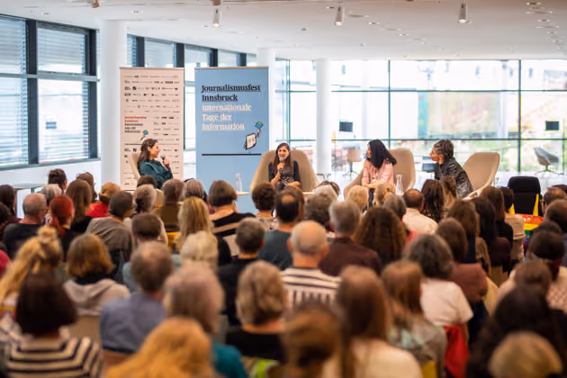 Großes Interesse gab es an der Veranstaltung zur feministischen Protestbewegung im Iran: Dunja Ramadan, Gilda Sahebi, Shoura Hashemi und Mina Khani (v. l.).