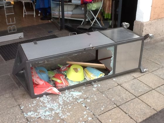 Auch die Glasvitrine vor einem Geschäft am Marktgraben fiel dem Wind zum Opfer.