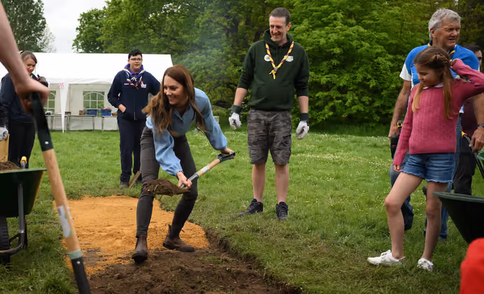 Auch Prinzessin Kate half tatkräftig mit.
