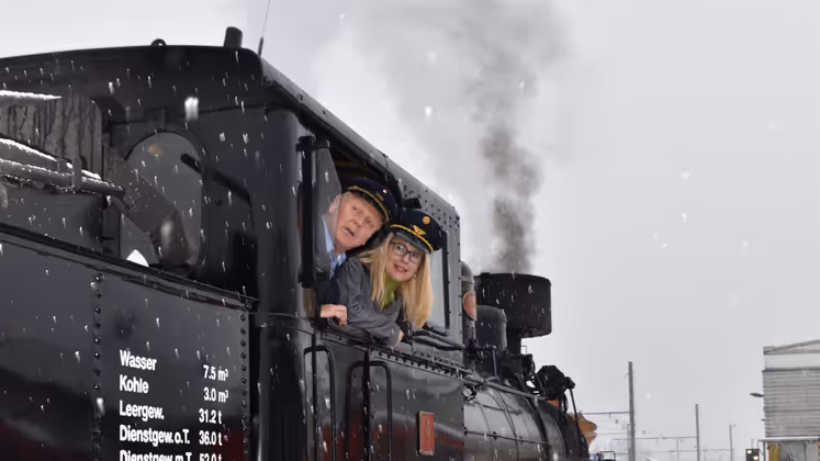 Einmal Lokführerin sein: Ministerin Margarete Schramböck im Silvesterdampfzug der Zillertalbahn.