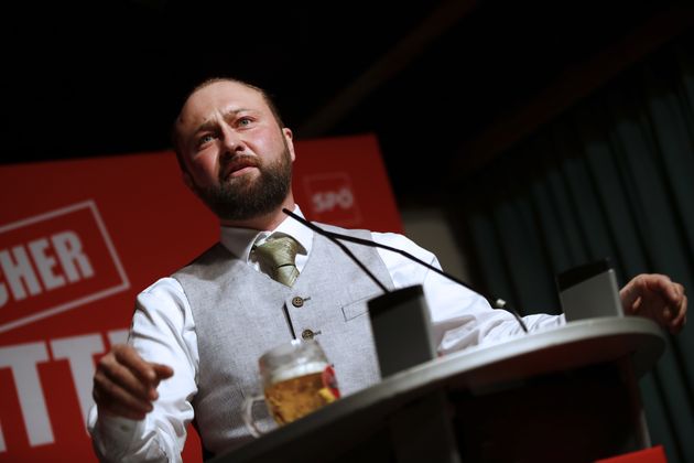 "Dieses System ist nicht gottgegeben. Ich habe den Diakon in meiner Gemeinde gefragt. Er hat es nicht in der Bibel gefunden." ... SPÖ-Nationalratsabgeordneter Max Lercher wettert gegen das heutige Wirtschaftssystem.
