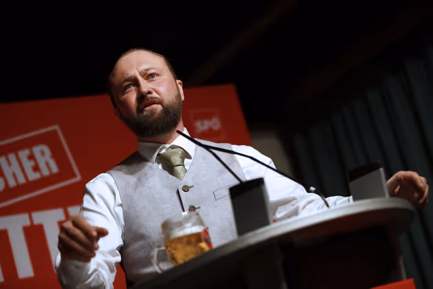 "Dieses System ist nicht gottgegeben. Ich habe den Diakon in meiner Gemeinde gefragt. Er hat es nicht in der Bibel gefunden." ... SPÖ-Nationalratsabgeordneter Max Lercher wettert gegen das heutige Wirtschaftssystem.