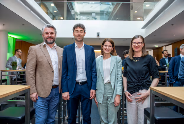 TT-Chefredakteur Marco Witting (l.) mit einem Teil der Jury (v.l.): Andreas Burger (Tinext), Sara Auer-Schwarz (Ihr Notariat Tirol) und Nina Werlberger (TT).