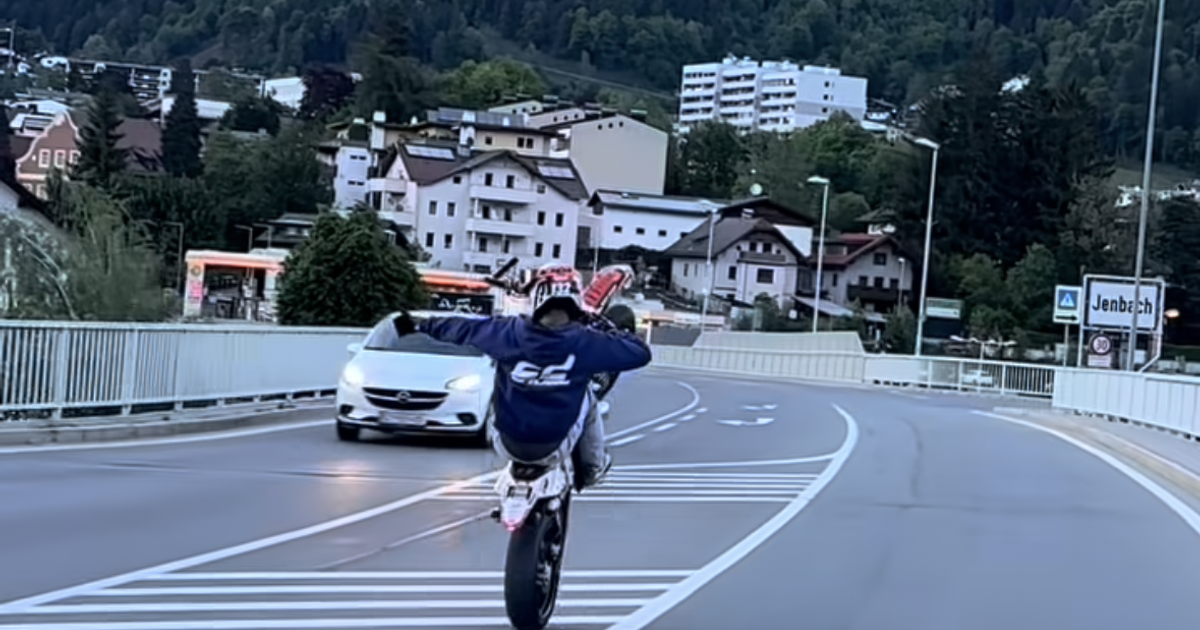 Gef-hrlicher-Stunt-mit-dem-Motocross-Bike-im-Video-Jenbacher-Polizei-ermittelt