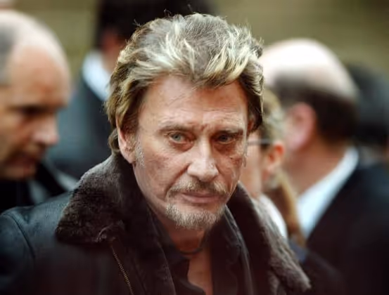 6. Dezember: Johnny Hallyday (✝ 74) | Er galt als Frankreichs größter Rockstar, verkaufte mehr als 100 Mio. Platten. Mehr als ein halbes Jahrhundert stand er auf der Bühne. Hallyday starb an Lungenkrebs im Kreise seiner Familie.