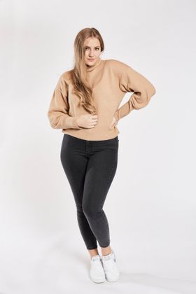 Dascha (20) aus Solingen bezaubert mit ihren Kurven.