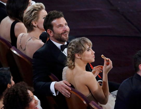 Suki Waterhouse, die Freundin von Bradley Cooper, ließ sich den Snack schmecken.