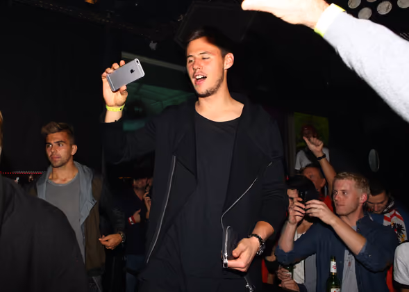 Goalie Lindner hielt alles mit seinem Smartphone fest.