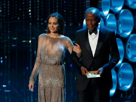 Angelina Jolie und Sidney Portier präsentierten den Oscar für den besten Regisseur. Vor 50 Jahren war Portier der erste afro-amerikanische Schauspieler, der für eine Hauptrolle einen Oscar erhielt.