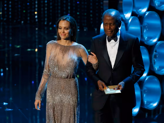 Angelina Jolie und Sidney Portier präsentierten den Oscar für den besten Regisseur. Vor 50 Jahren war Portier der erste afro-amerikanische Schauspieler, der für eine Hauptrolle einen Oscar erhielt.